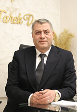 الدكتور طارق دعاس أثناء إجراء جراحة أنف بتقنية البيزو